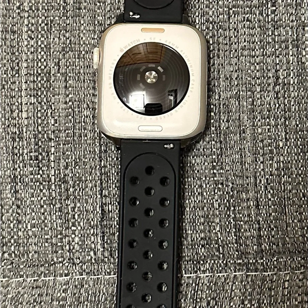Apple SE Watch with trendy Black Band and Silver Case - GPS + cellular